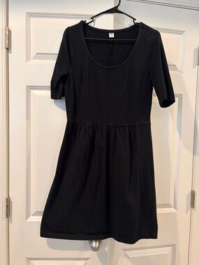 Black Scoop Neck Short Sleeve Dress